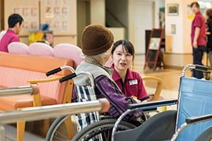 スタッフと談笑する利用者