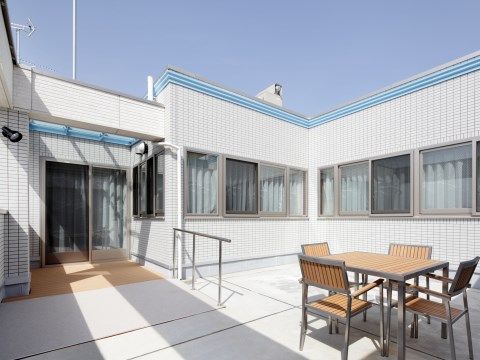 開放的な屋上にあるテラスである。スロープがあるので、車椅子をご利用の方も気軽に行き来できる。入居者様はいつでも散歩することができる。