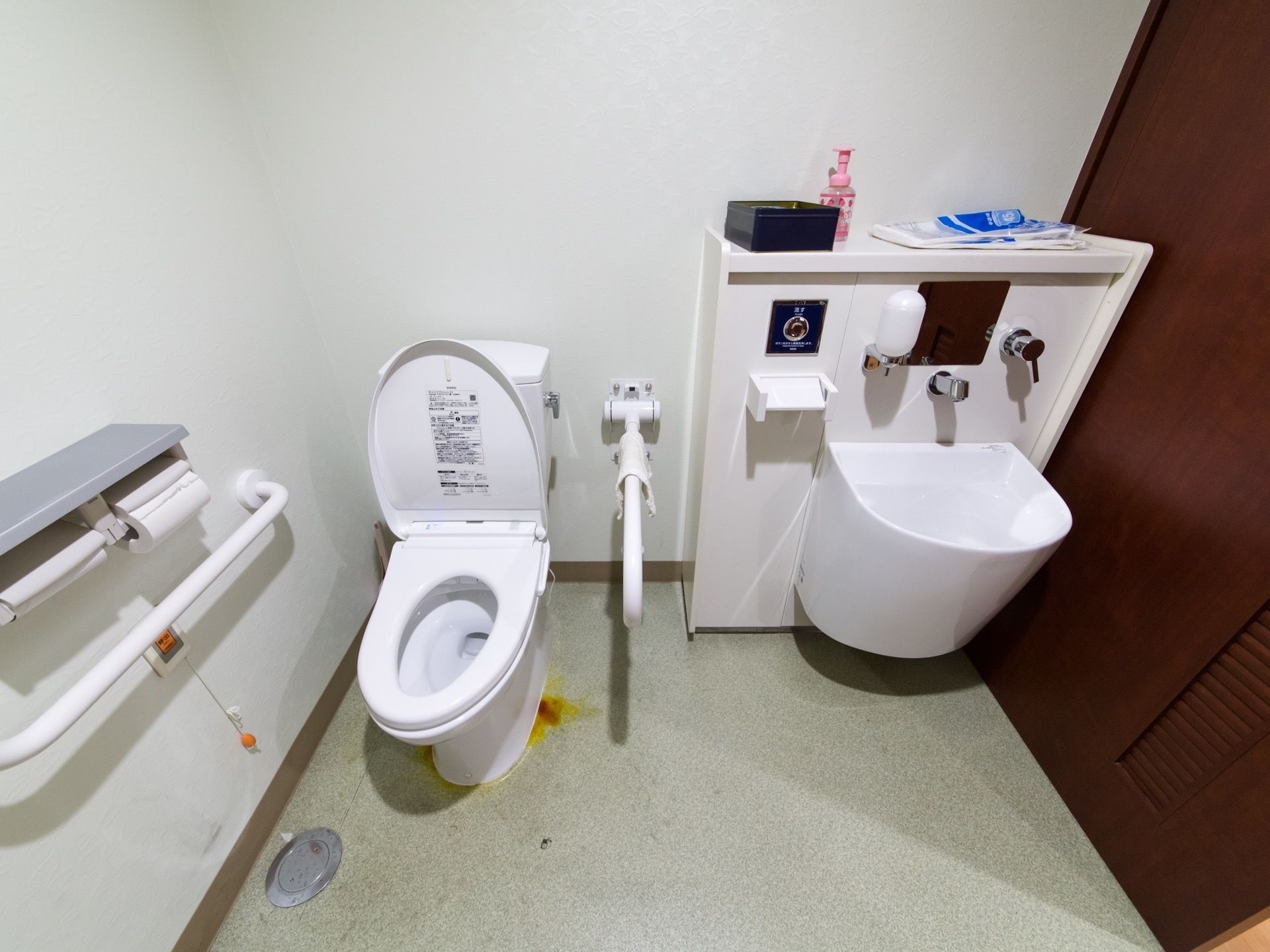 トイレは広々としたスペースがある多機能型になっており、オストメイトの方にも対応できる設備が整っている。