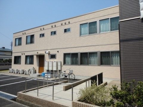 来訪者様を迎える落ち着きのある外観である。建物の窓は道路に面していて日当たり良好で、清掃は常に行き届いており清潔さを保持している。