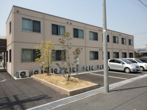 遠方から車で来訪の方にご利用頂ける駐車場を完備している。駐車場は道路に面しており、車の出し入れやアクセスも容易である。