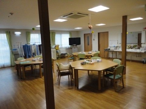 入居者様に楽しく穏やかな時間を過ごしていただけるリビングと食堂を兼ねたスペースである。明るく広々とした空間で楽しい時間が過ごせる。
