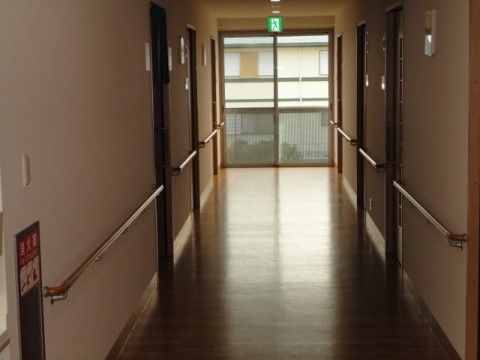 入居者様の安全を考慮し、廊下にも手すりを設置。要介護の入居者様でも通行しやすいように十分な幅も確保している。