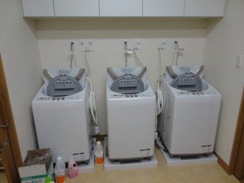 スタッフの管理により、常に清潔で使いやすい状態に保たれている洗濯室である。日々の洗濯業務にも十分な台数の洗濯機を設置している。