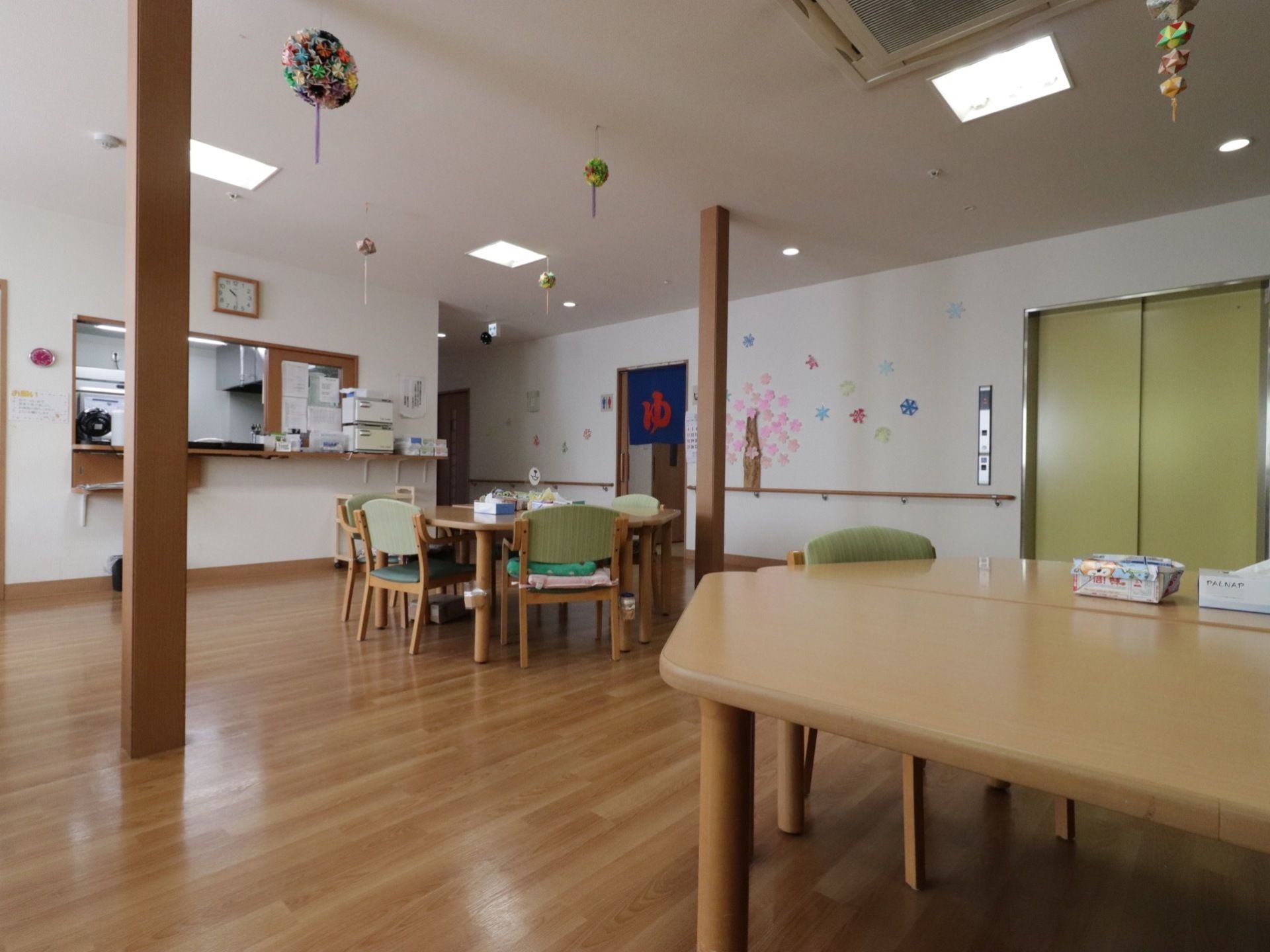 施設内の壁には心のこもった飾りが施されており、入居者様の目を楽しませてくれる。季節の花など、その時によって変わる。