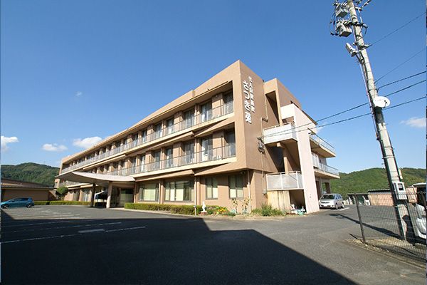 広々とした建物外観