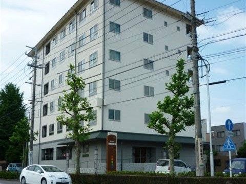 「四季彩 岐阜」の外観。すっきりとしたシンプルなデザインの建物。