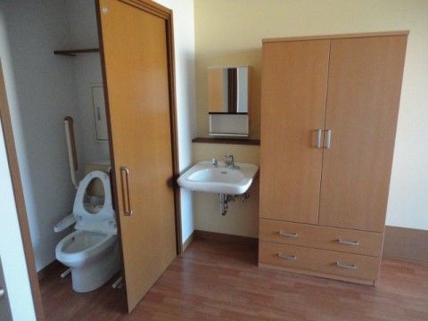 「四季彩 岐阜」の居室内ユーティリティ。トイレと洗面台を完備している。