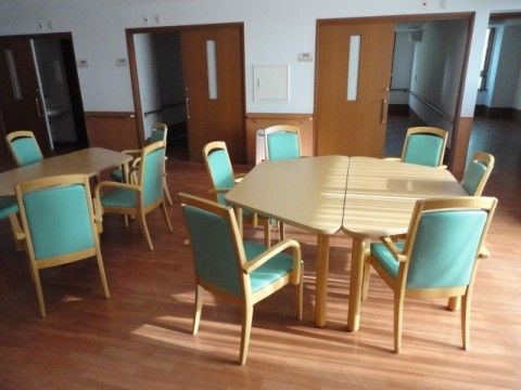 「四季彩 岐阜」のリビング兼ダイニング。会話を楽しめる憩いの場。