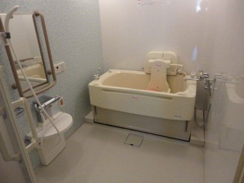 「四季彩 岐阜」の浴室。手すりが設置されている。