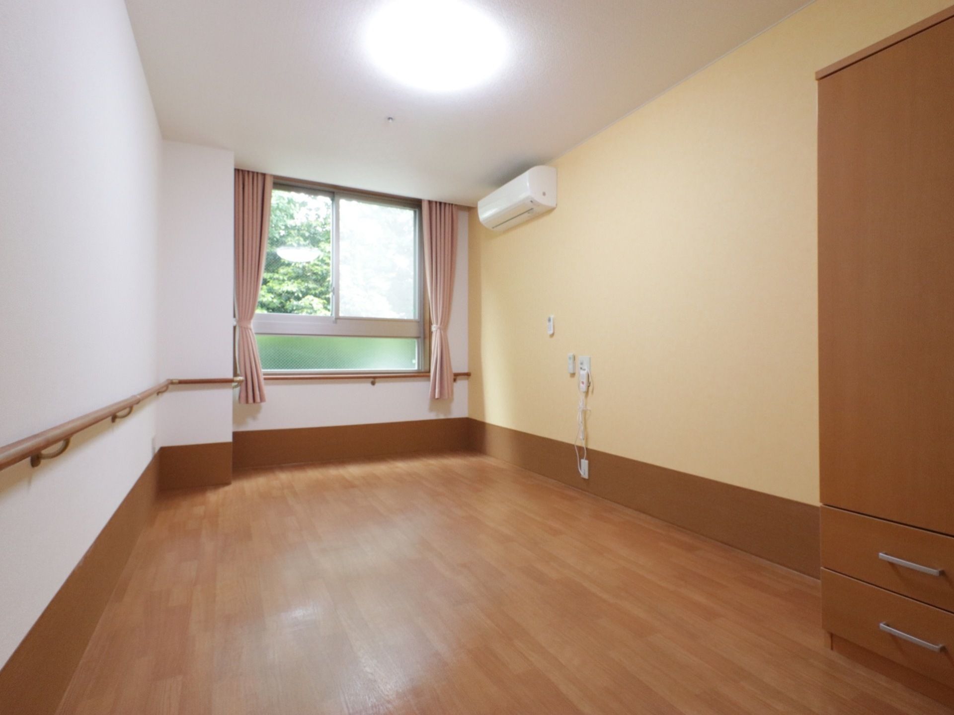 居室は縦長の造りになっていて、奧の窓からは目に鮮やかな緑を見ることができる。窓際にベッドを置けば、日の光で気持ちよく目覚めることができる。