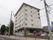 ６階建てのどっしりとしたマンションのような外観。すぐそばに駐車スペースがあるので、移動距離が少なく利便性がいい。