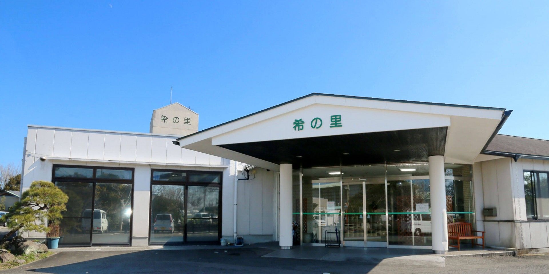 明るく広々とした入口