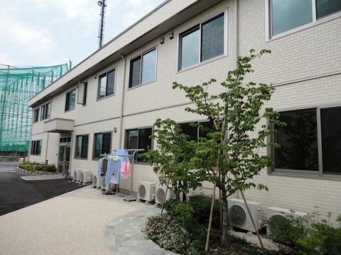 「四季彩 大垣」の外観。周辺には木々が植えられている。