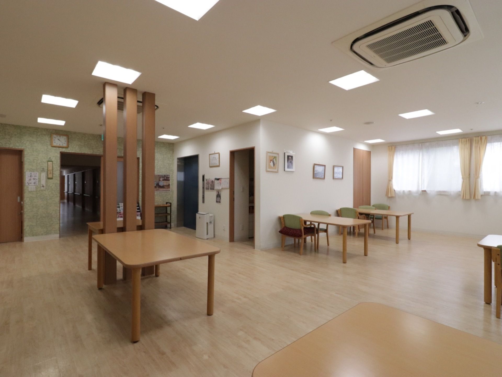 居室前の廊下から、バリアフリーになっており、スムーズに共有スペースに入ることができる。フロアーにエレベーターが完備されている。