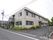施設の建物は２階建てで、クリーム色を基調とした外観である。建物の周りには大小さまざまな植栽が植えられている。