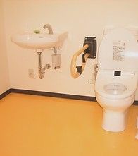 バリアフリー設計のトイレ
