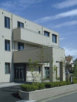 「四季彩 春日井」の外観。玄関入口には屋根が設置されている。