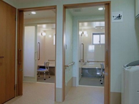 「四季彩 春日井」の浴室。床の段差を減らしている。