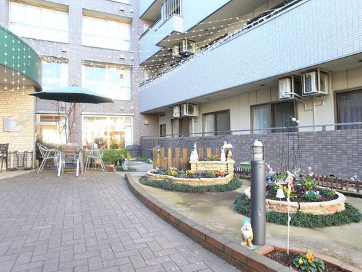 敷地内のテーブルとイス