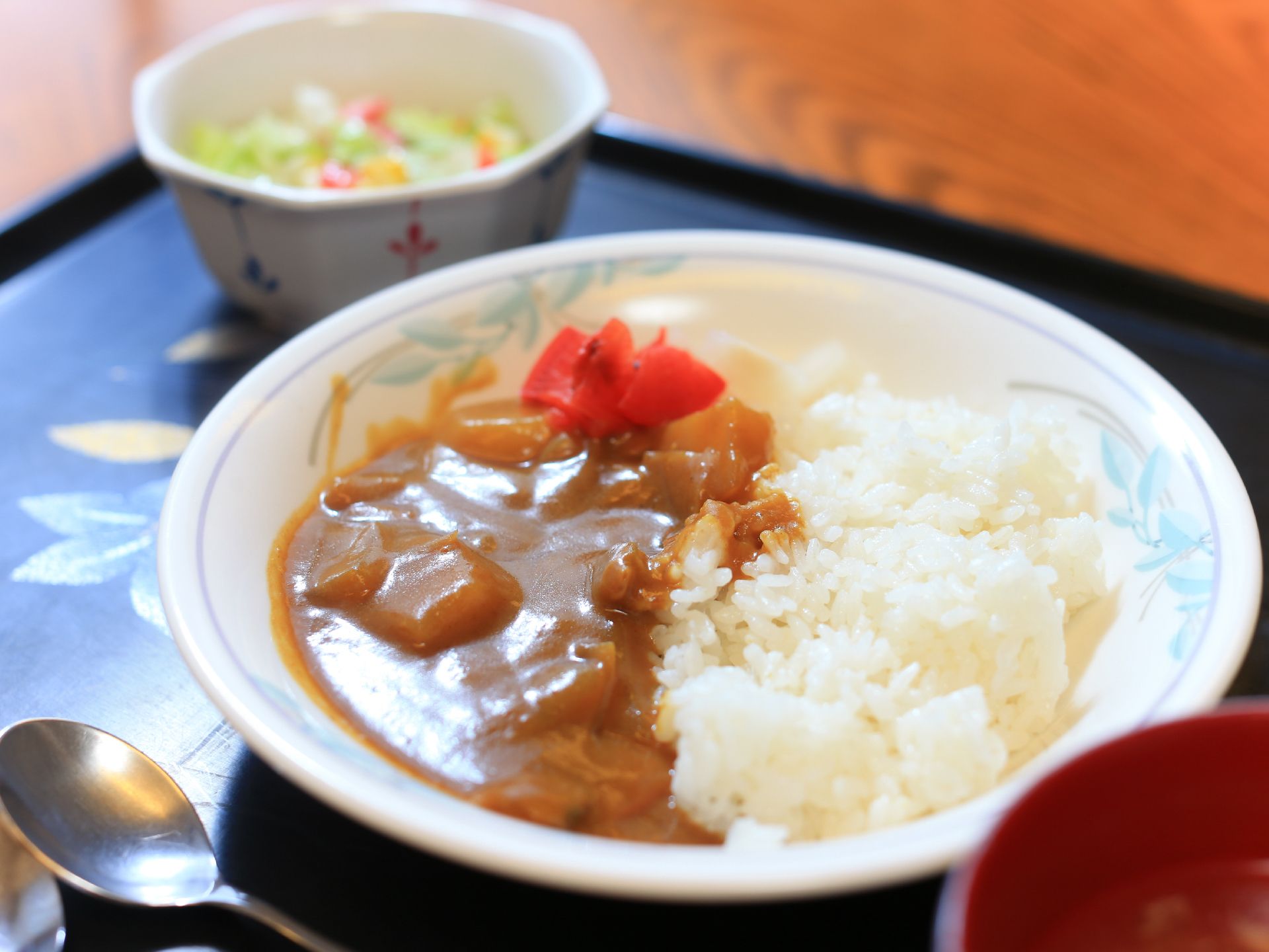 この日はカレーライス。サラダと汁物付き。利用者が飽きずに毎日楽しく食事が摂れるようバリエーション豊か。