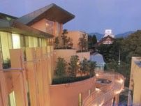 緑豊かな建物外観