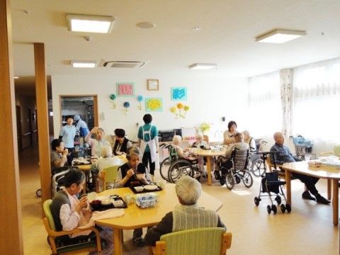 「四季彩 豊川」のレクリエーション。広い共用スペースを利用してレクリエーションを行っている。