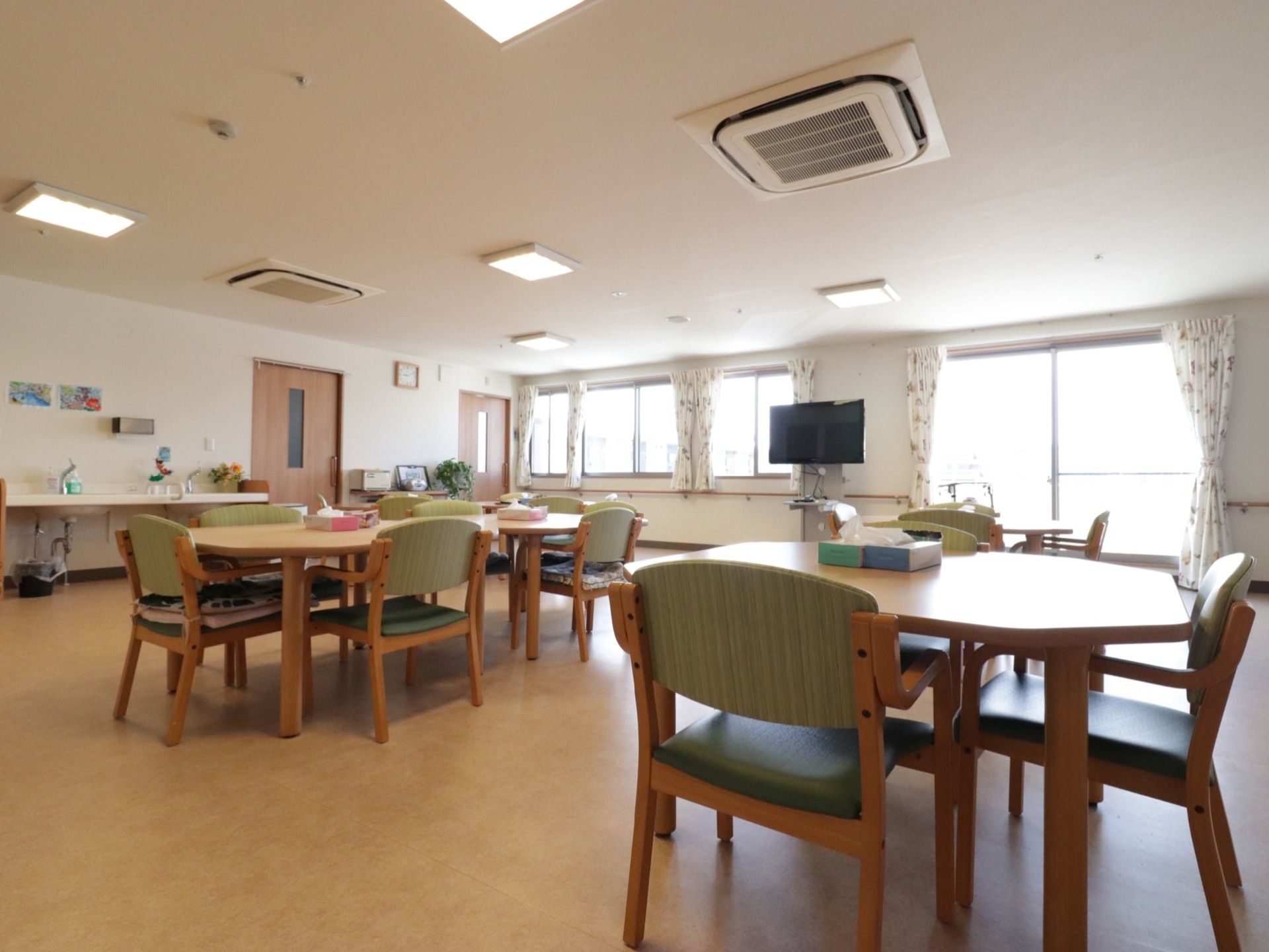 背の低い肘掛がついた椅子が置かれた食堂である。室内に洗面所が設けられており、すぐに手を洗うことができる。
