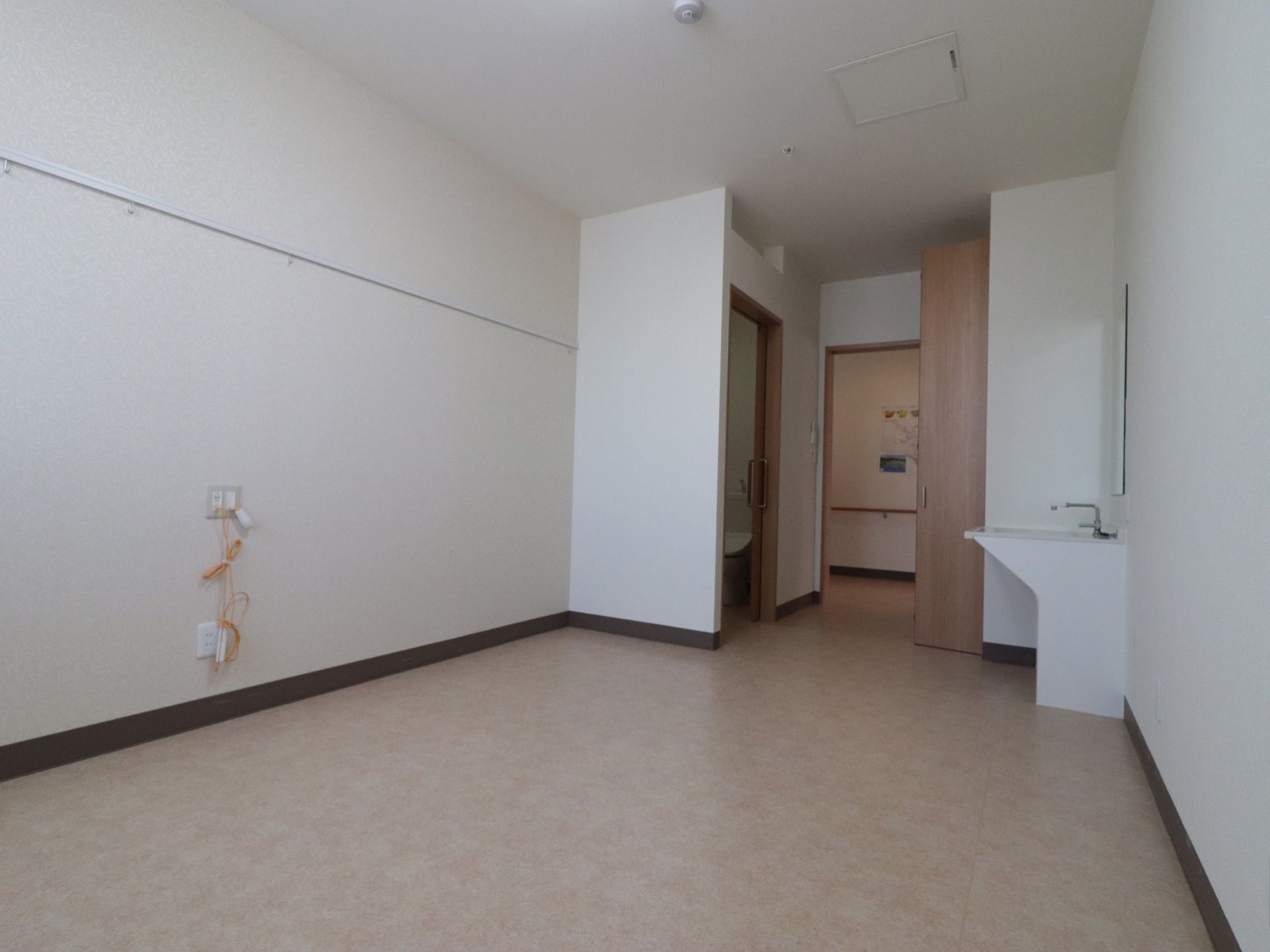 居室には、トイレ・洗面所・クローゼットが備わっており、ナースコールも設置されている。トイレの扉は引き戸がついている。