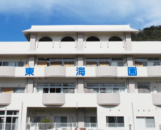 明るい外観の建物