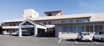 広い駐車場の建物外観