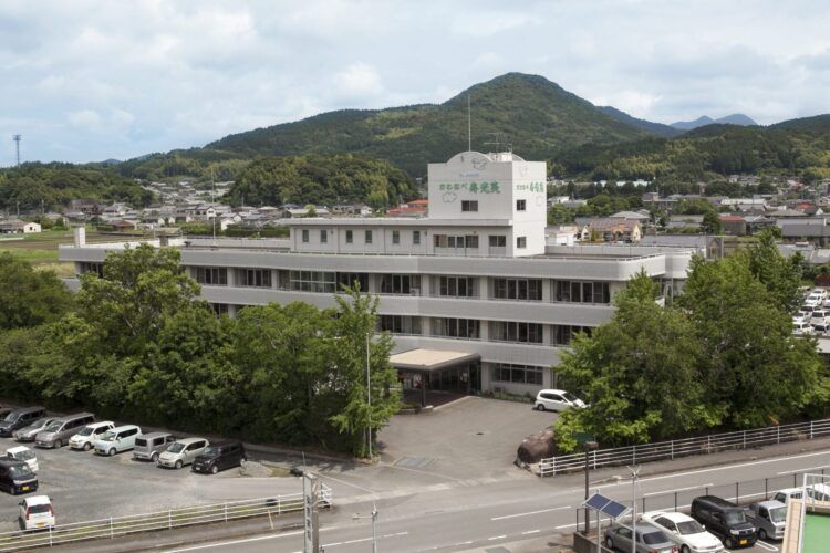 緑豊かな環境の建物外観