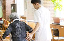 支援を受ける高齢者と職員