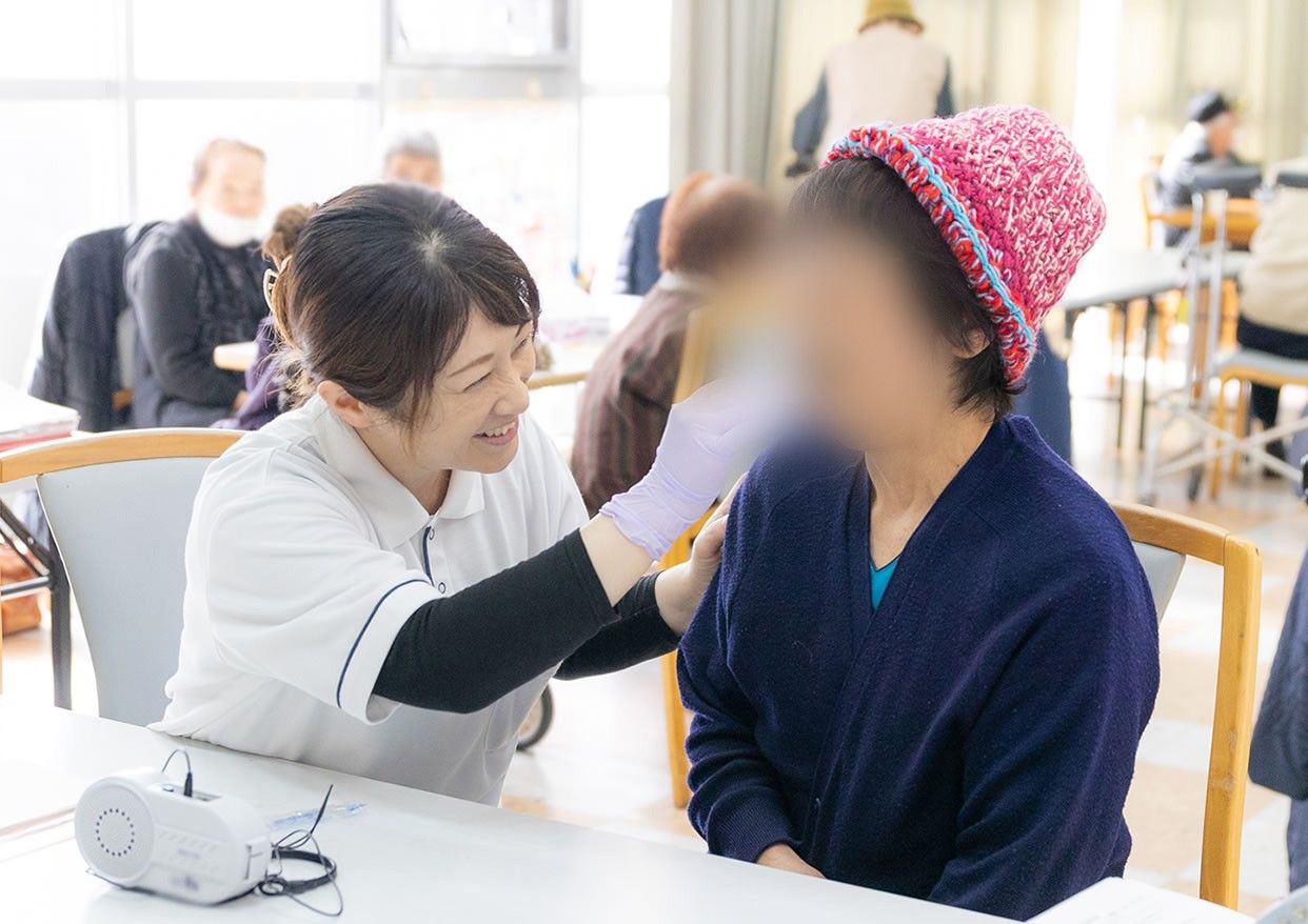 笑顔で会話するスタッフと利用者