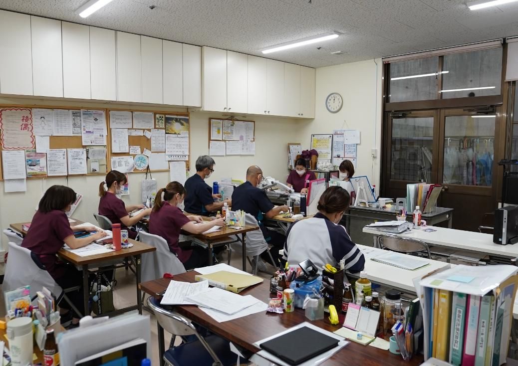 スタッフの事務作業風景
