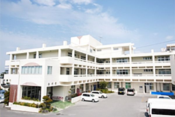 白い建物の外観