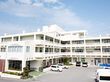 白い建物の外観