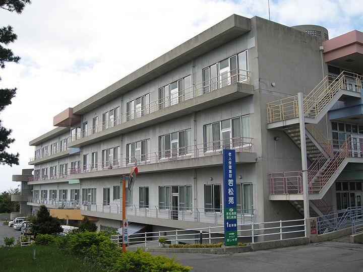 三階建ての建物外観