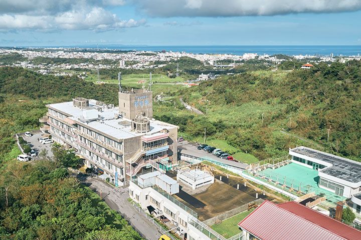 緑に囲まれた建物