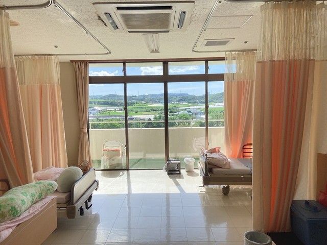 明るい部屋と窓の景色