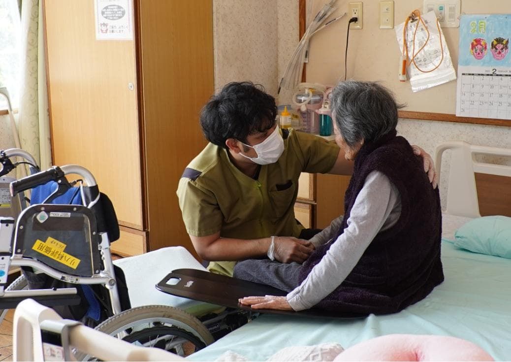 ケアの様子を示す場面