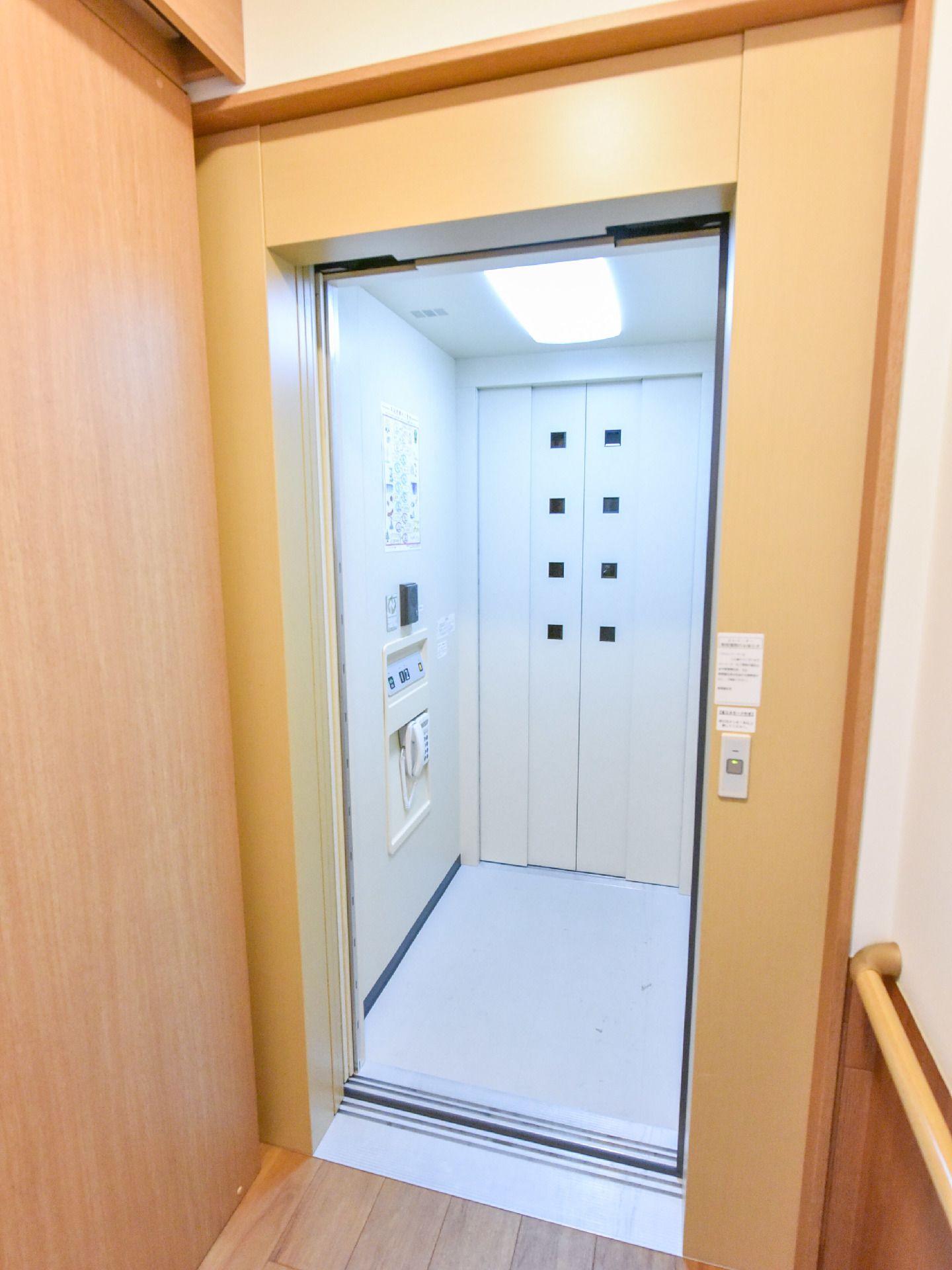 エレベーターには、両側にドアが付いており、フロアによって使い分けるデザインをしている。庫内には、低い位置に電話が付いている。