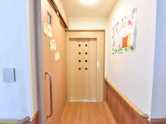 エレベーターの外