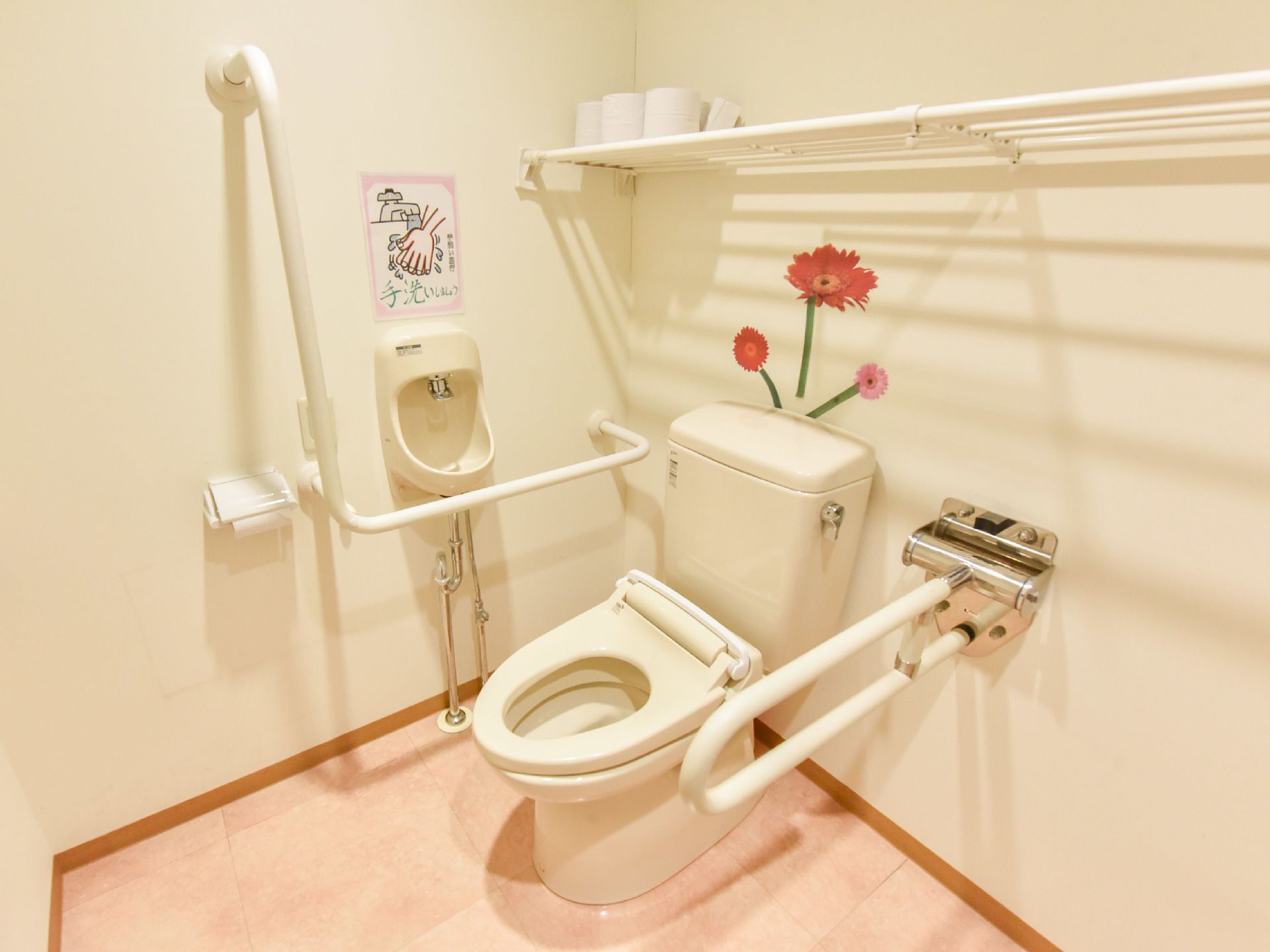 トイレは白を基調とした内装である。便座の右側に、小さな洗面台がついておりトイレ内で手を洗うことができる。