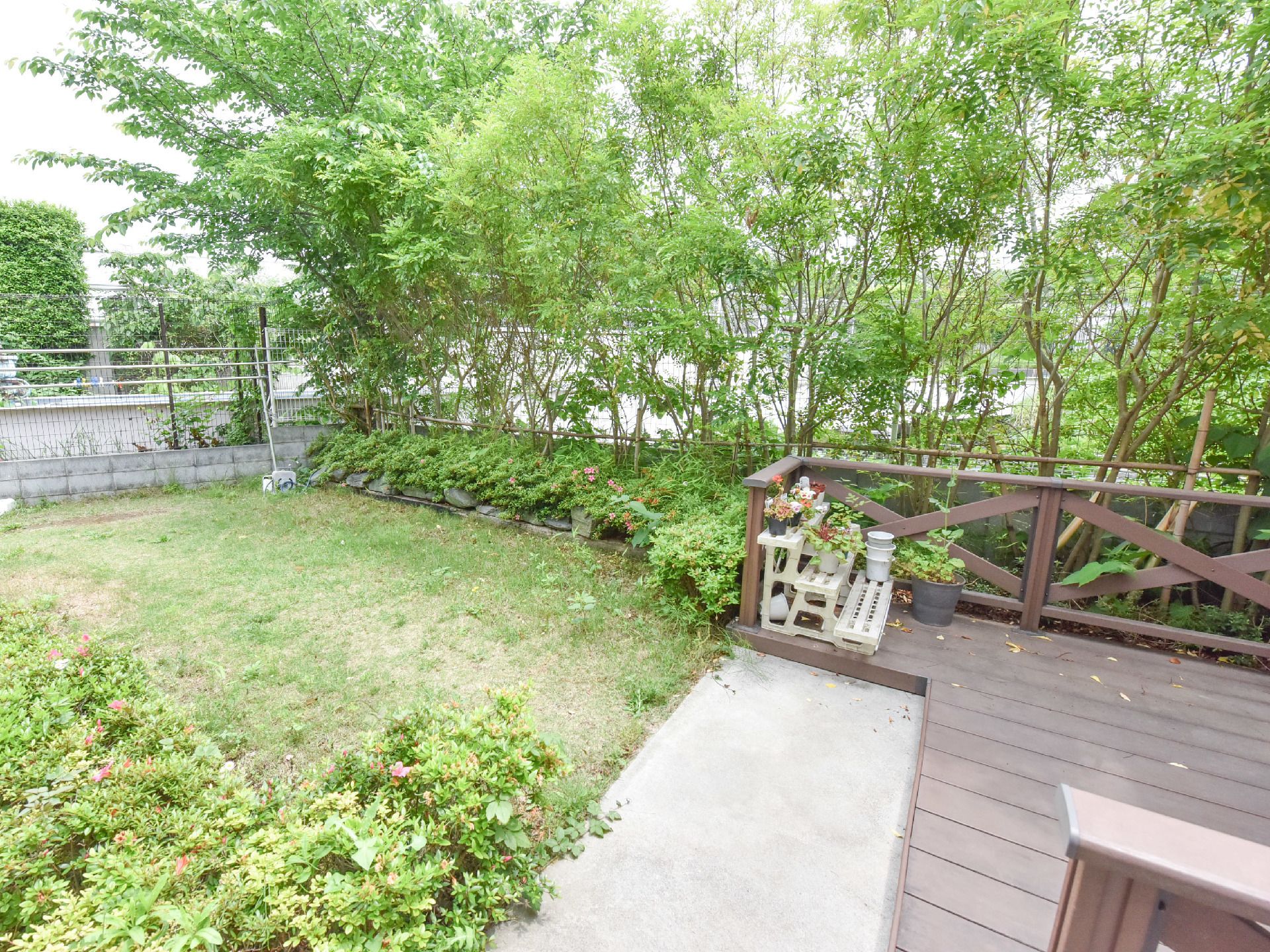 施設の敷地にはフェンスに囲まれた広々とした庭があり、様々な花や樹木が植えられ、入居者さんの憩いの場所となっている。