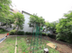介護施設の外観と周囲の緑