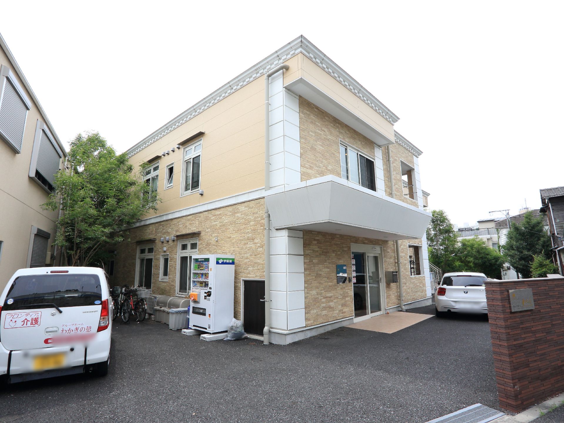 外部には自動販売機が設置してある。エントランスはバリアフリーになっているため段差を気にすることなく安全に入室可能である。
