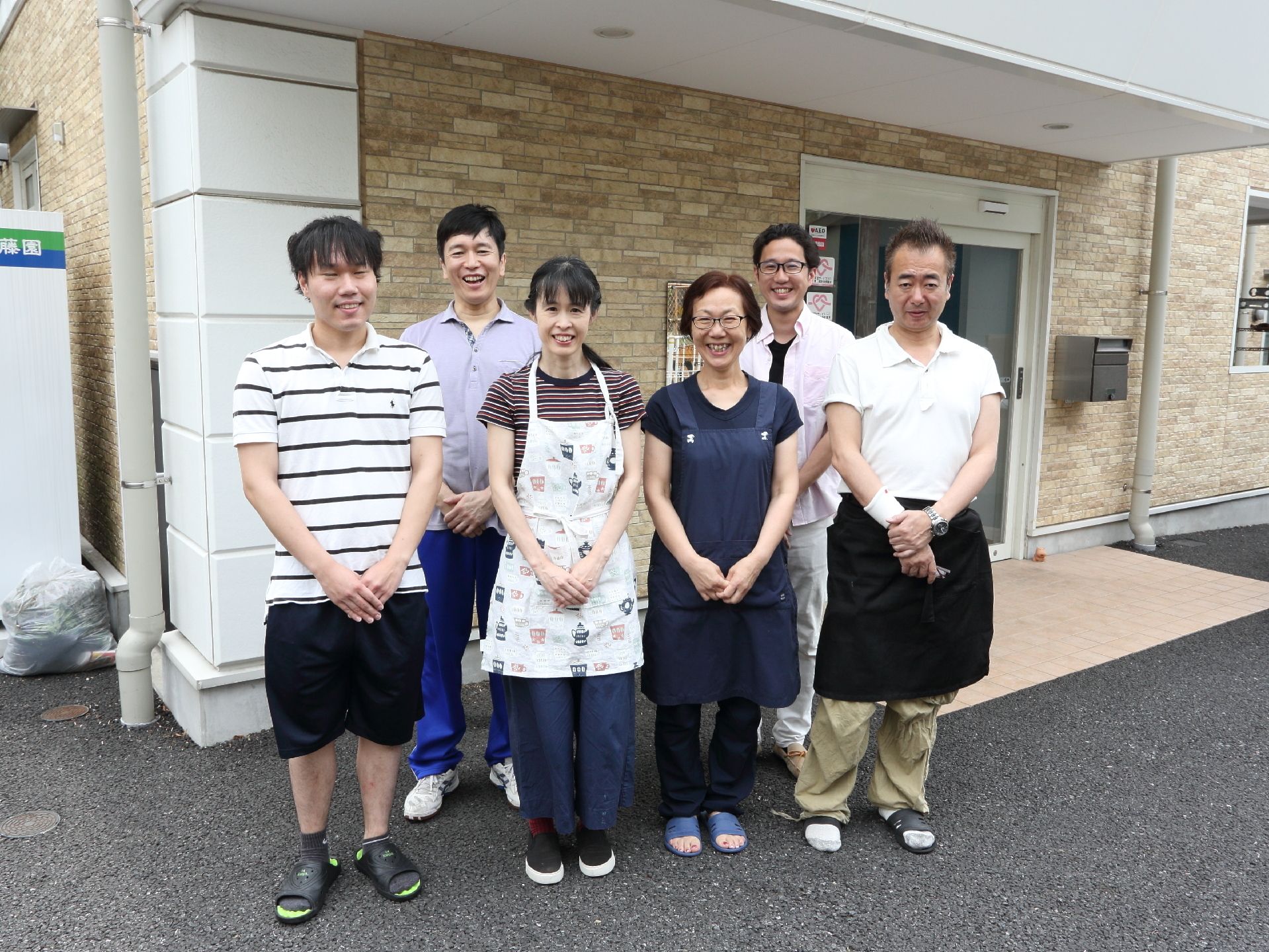 笑顔のスタッフが立つ玄関