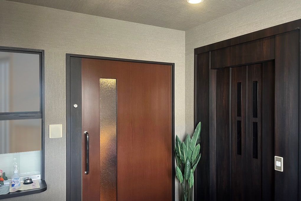 落ち着いた色合いの扉