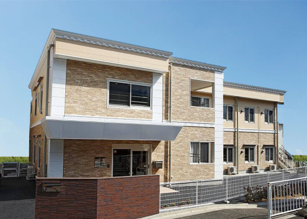 建物の外には、ベンチがあり日光浴することが可能である。また物干し竿が設置してあるアットホームな雰囲気の庭になっている。